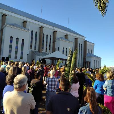 Centenas de fiéis participaram da celebração do Domingo de Ramos em Laranjeiras do Sul